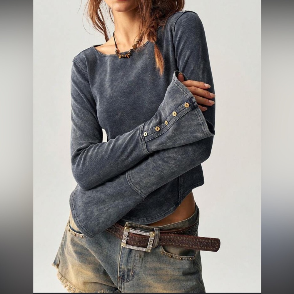 Knit crew neck flare sleeve with Button Details